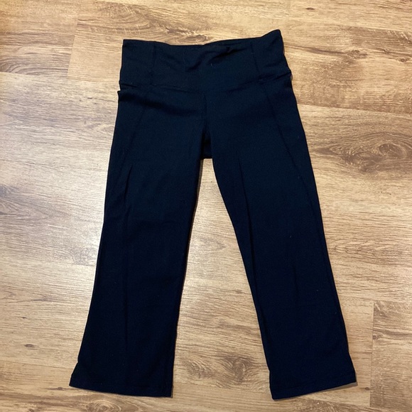Black capris lululemon with back leg slit - Picture 1 of 9